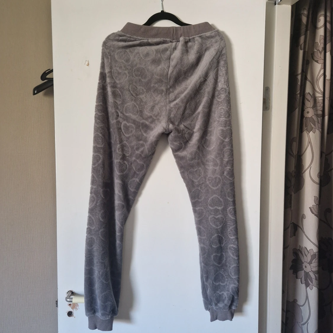 Grå mjukisbyxor från Isabella - 90