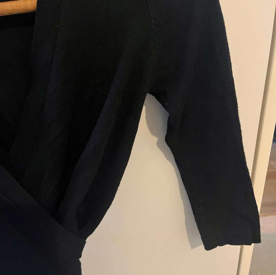 Svart omlottopp med knytband - 90