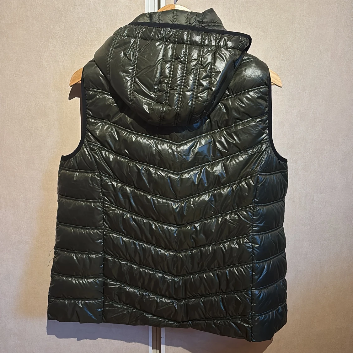 Mörkgrön väst m luva - 90