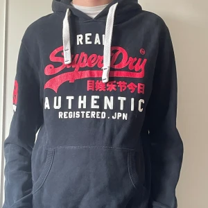 Superdry hoodie - Vi säljer nu denna stilrena superdry hoodie som är i mycket bra skick den är i storlek M men fits L tröjan passar perfekt nu till tidig vår NYPRIS 1500 vårt 400