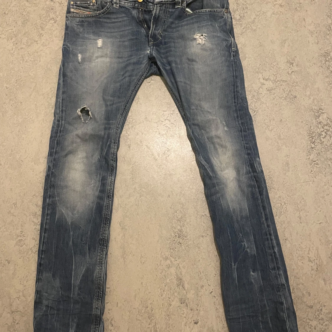 Blå slitna jeans diesel 