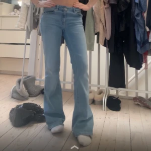 Ljusblå bootcut jeans - Snygga ljusblå bootcut jeans med låg midja. Pris kan diskuteras!