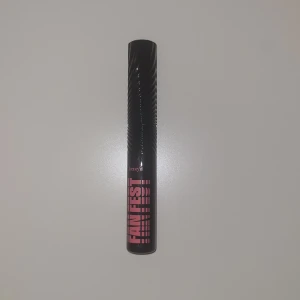 Svart mascara från Benefit - Snygg svart mascara från benefit. Perfekt för att ge volym och längd till dina fransar. Nypris på sephora 379kr 