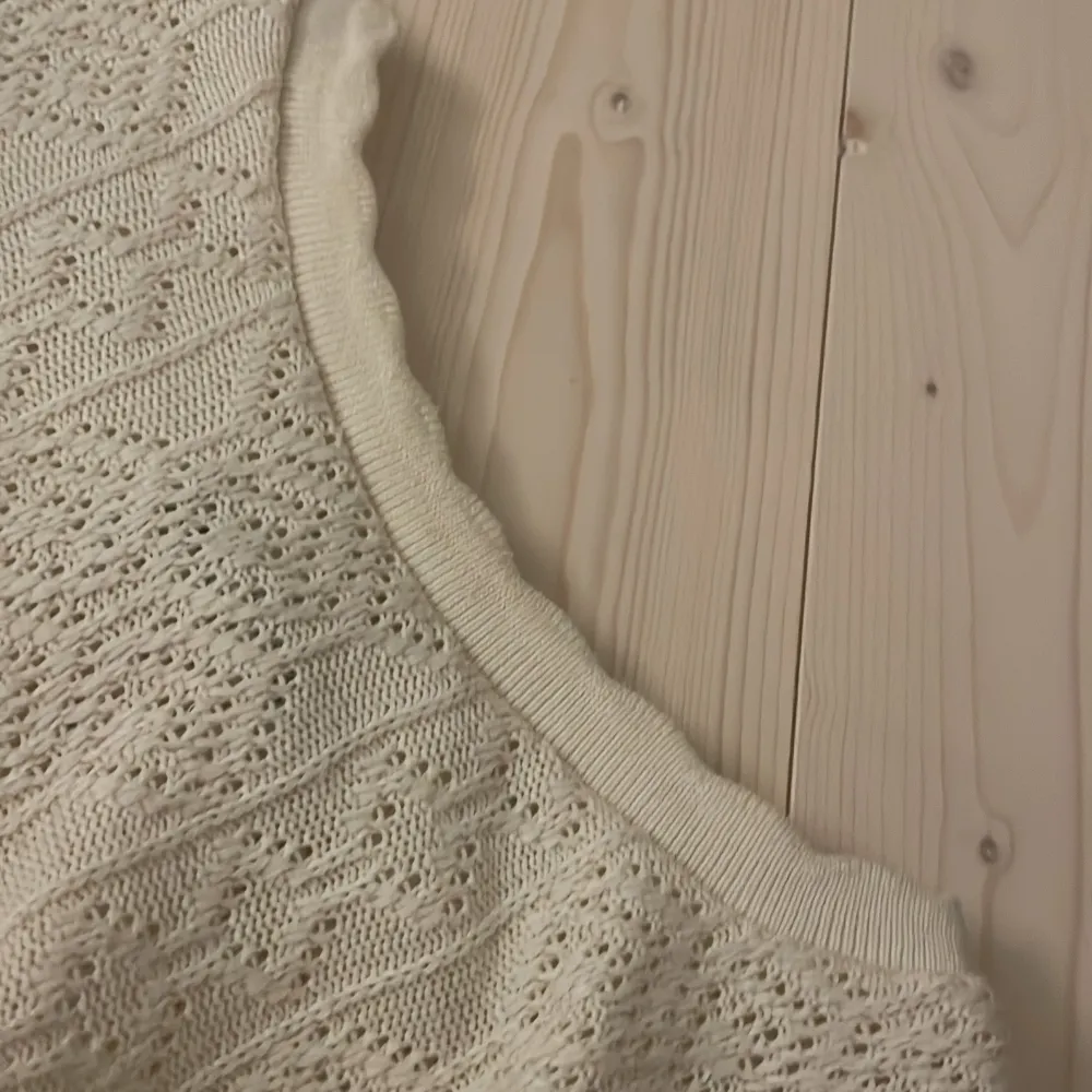 En fin magtröja med broderingar på. Köpt på Zara, säljer p.g.a att den inte används längre. Står att den är i storlek S, men skulle själv säga XS.. T-paidat.