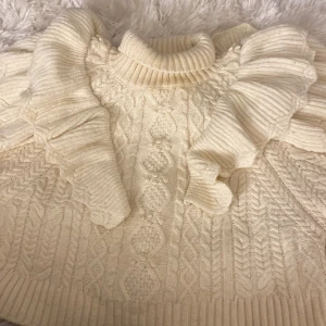 Zara tröja - Super snygg och mysig tröja, tröjan är ifrån zara och är endast andvänd fåtal gånger🌟 det förekommer lite noppror på den men det är inget som syns. Skriv om ni har funderingar och innan ni köper, kolla gärna min bio också om du är intresserad 🩷