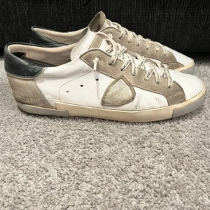 Philippe Modell - Säljer mina philippe modell skor i storlek 41 knappt använda är i skick 8/10 hör av er om det är något!