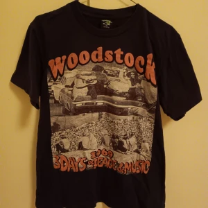 Bandtröja - Tshirt med Woodstockmerch🌻 Säljes då jag tyvärr inte använder den längre. Trycket är i bra skicka. Sparsamt använd. 