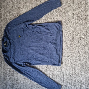 Blå långärmad tröja från Lyle & Scott - Storlek L men passar M. Haft den länge men har inte använt den så mycket.