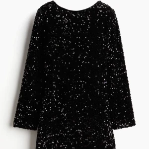 Svart glittrig klänning - Snygg svart glittrig klänning, endast använd en gång så i väldigt bra skick. 