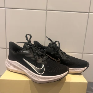 NIKE Träningsskor - Knappt använda pga för små för mig. Som nya.                 Strl 37 