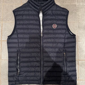 Colmar väst blå - Schysst Colmar väst i blå, bra skick, storlek 52 vilket motsvarar M, köpta för 3000kr ungefär, skriv vid funderingar 