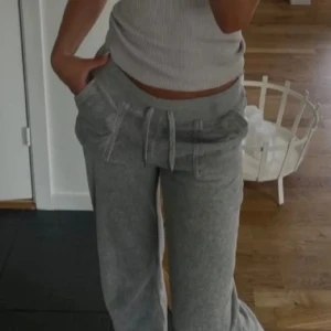 JUICY COUTURE - Säljer dessa Gråa juicy byxor då det inte kommit till användning på länge🤍