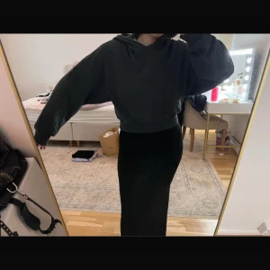 Mörkgrön hoodie  - Säljer en stilren mörkgrön hoodie från Spiritual Gangster. Den har en bekväm passform med långa ärmar och en klassisk huva. Perfekt för en avslappnad look. Köpt för ca 1300kr