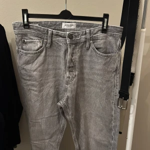 Jack & Jones jeans  - Riktigt snygga jeans som är bagy och andvänt 1 gång. Hör av er vid intresse.