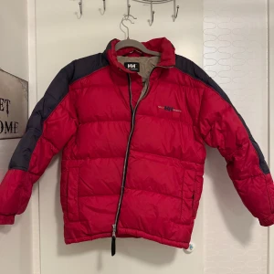 Helly Hansen vinterjacka - Jättefin vinterjacka från Helly Hansen i storlek 152, använd men utan några skador eller andra defekter. 