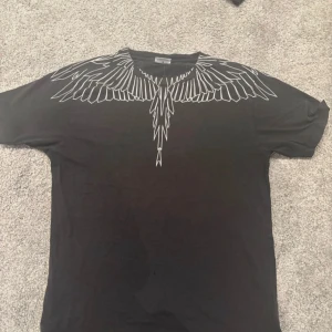 Marcelo burlon t shirt  - Säljer nu denna feta marcelo burlon t shirten för ett rimligt pris. Tröjan är i bra skick förutom att dem har små hål som syns på bilderna, men detta påverkar inte när t-shirten är på. Hör av er om ni är intresserade🕺