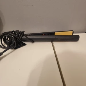 Ghd plattång - Ghd plattång använd men i bra skick, den fungerar som den ska men har lite repor ovanför plattången. Se andra bilden.