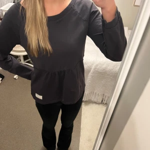 Grå långärmad topp från Odd Molly  - Snygg grå långärmad topp från Odd Molly med knytning i ryggen. Perfekt för en avslappnad stil med en twist.