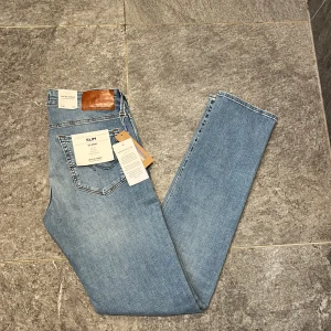 Jack&Jones Jeans - Ett par helt nya ljus blåa jeans från Jack&Jones. Jeansen är i bra material med stretch. Jag köpte jeansen online för 899 kr men det var en för liten storlek. Modellen heter Slim Glenn. Hör av er vid mer frågor 