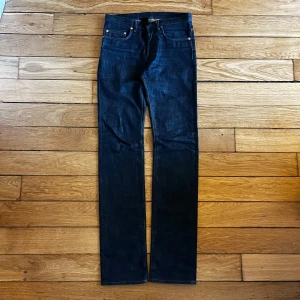 Dior Homme Hedi Slimane Jeans - Dior jeans från Hedis era, gjorda i japan, med den ikoniska långa inseamen. Bra skick förutom lite signs of wear (bild 4). Waist: 40.5cm Inseam: 95cm Leg opening: 19.5cm. Dm för frågor eller fler bilder.