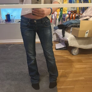 Blå bootcut jeans från LTB - Snygga blå bootcut jeans från LTB. de var i storlek 27 men nu är de i 23 då jag har sytt  om dem men tycker inte att det märks sitter lika bra