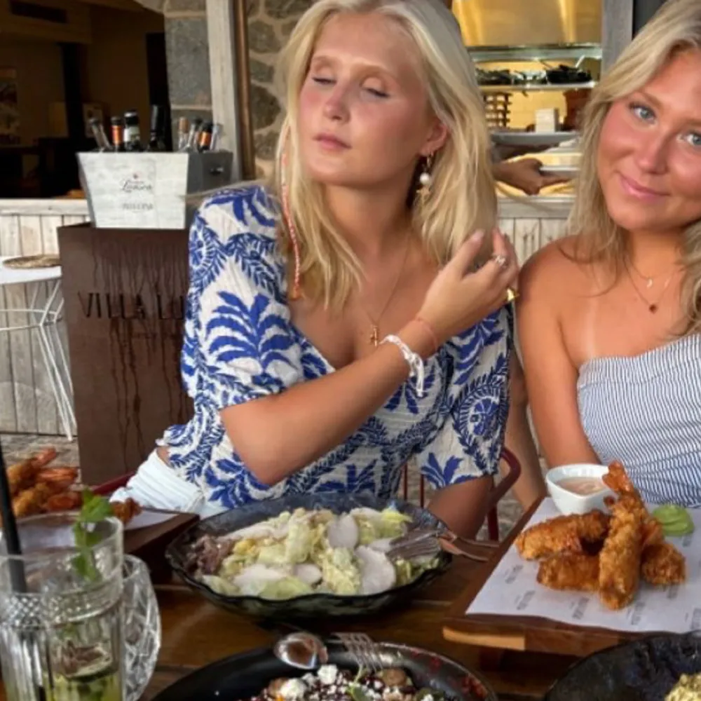 SĂ€ljer denna sÄÄÄ fina Sommartopp som inte kommer till anvĂ€ndning lĂ€ngre! Storlek M men sitter bta pĂ„ mig som har xs/sđđ€ sĂ„ fin perfekt till sommaren . YlĂ€osat.