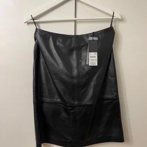 Svart skinnkjol från Soaked in Luxury - Snygg svart skinnkjol från Soaked in Luxury i storlek S. Aldrig använd.