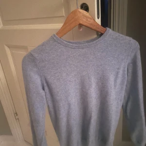 Ljusblå stickad tröja - Säljer en supermysig ljusblå stickad tröja. Perfekt för kyliga dagar med sin mjuka och bekväma passform. Tröjan har långa ärmar och en klassisk rund halsringning. Passar både till vardags och lite finare tillfällen. Ett måste i garderoben! 💙