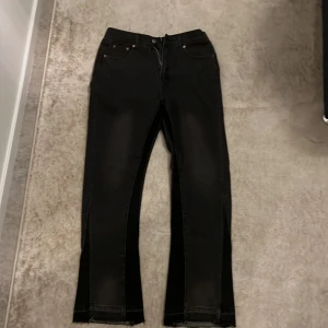 Svarta Flared jeans från Gallery Dept. - Säljer ett par svarta flared jeans från Gallery Dept. i bra skick. Storleken är L men passar de med storlek S. Måttet är runt 29/28