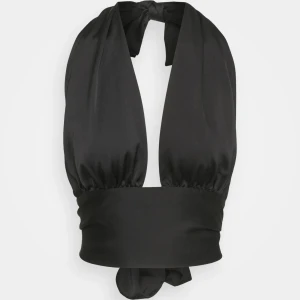 Svart halterneck topp - Snygg svart halterneck topp i satin som är perfekt för fest. Den har en öppen rygg och knytning i nacken🤍
