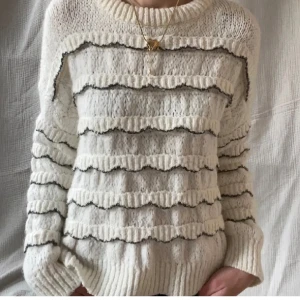 Vit stickad tröja med volangdetaljer - Säljer denna populära stickade tröja från zara! Superfin vit stickad tröja med volangdetaljer. Storlek S jag är 170