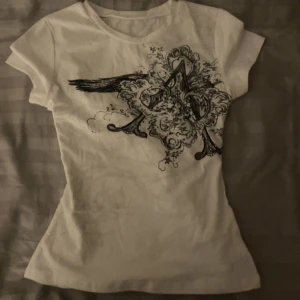 Vintage t-shirt - Passar xs/m beronde på hur man vill den ska sitta, fint skick💞