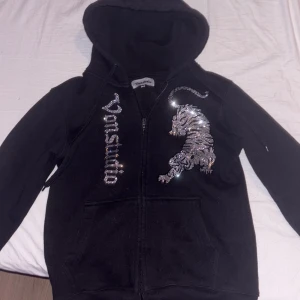 Svart rhinestone hoodie - säljer en rhinestone zip up hoodie från vonstudio💕passar både S och XS