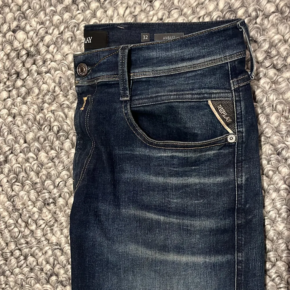 Säljer ett par snygga mörkblå jeans från Replay i modellen Anbass. De har en slim passform och är i mycket bra skick. Perfekta för både vardag och fest! Köpta på NK för 1699kr🙌🏾. Jeans & Byxor.