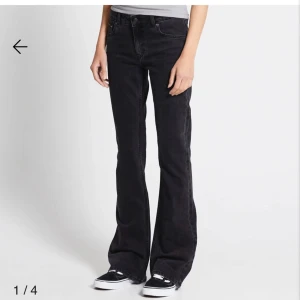 Svarta bootcut jeans - Säljer ett par snygga lågmidjade svarta bootcut jeans i storlek xxs short 