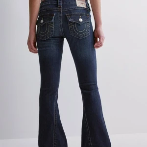 Låg midjade True religion jeans - Jag köpte dom för 1299kr och säljs för 580 (priset kan såklart diskuteras) Säljer dom för jag använder inte dom längre. Dom är lite trasiga där vid benen men annars är dom i bra skick