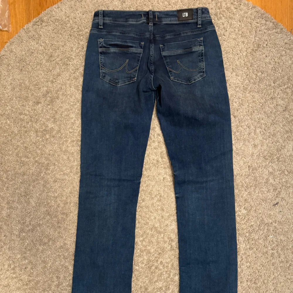 Säljer ett par snygga mörkblå valeire jeans från LTB. Storleken är 28/36 och säljer då de är förstora. Ställ gärna frågor & pris går oftast att diskuteras!💘. Jeans & Byxor.