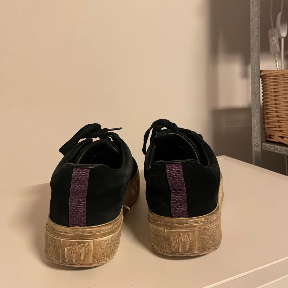 Sammet eytys sneakers. Sparsamt använda. Smutsig sula men enkelt att rengöra. . Skor.