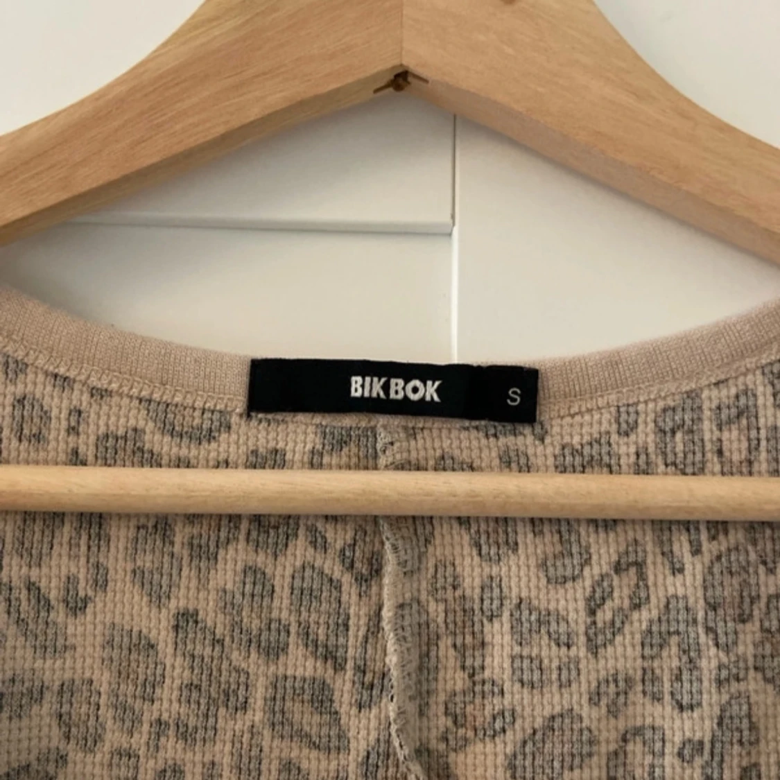 Leopardmönstrad klänning från Bik Bok - 90