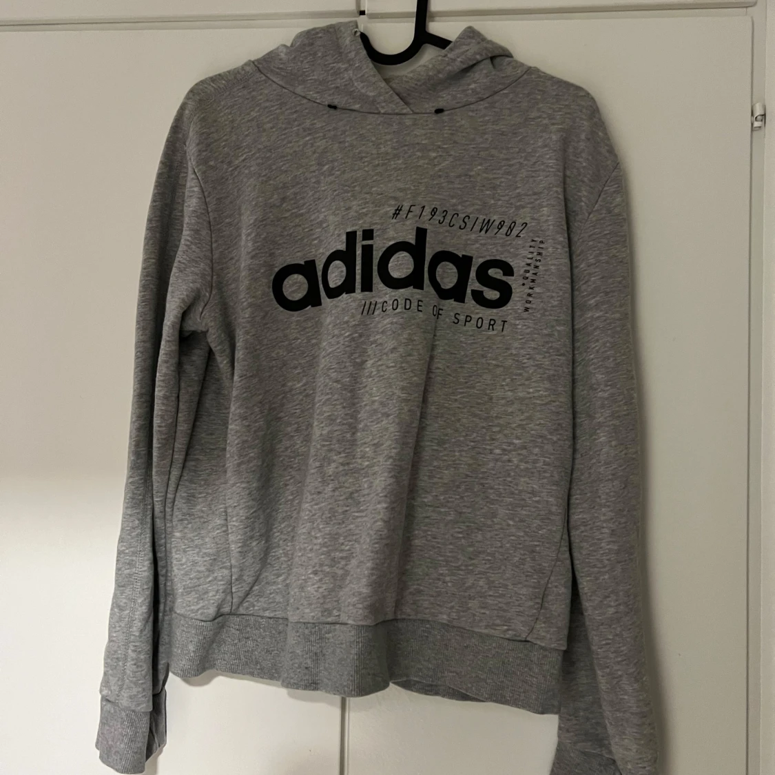 Grå hoodie från Adidas