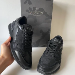 Valentino Rockrunners svarta  - Säljer ett par snygga svarta sneakers från Valentino Garavani. Skick 9/10. Kommer med box. Nypris 7500kr. Vårt pris 2299✅vid frågor bara skriv. 