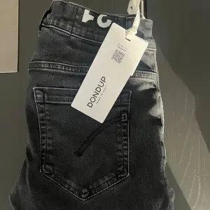 Säljer dessa as fräcka dondup jeans i nyskick! Storlek: 31! Modellen heter George & jeansen är köpta på United Fashion! Nypris: 3500kr