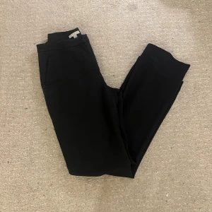 Svarta kostymbyxor - Svarta kostymbyxor från HM, jättefint skick. Storlek:38. Pris kan diskuteras!!💗🫶🏼
