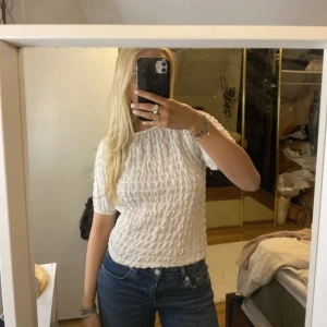 Vit ribbad topp - Säljer en superfin vit ribbad topp med korta ärmar. Den har en tight passform och är perfekt för både vardag och fest.  Passar perfekt till jeans eller kjol!strl 164, men sitter som en xs/s🎨🍂