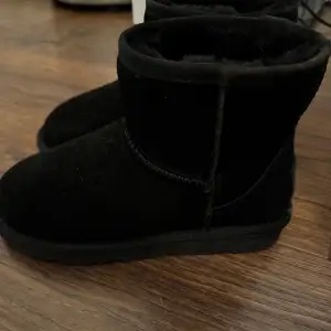 Mysiga svarta boots i mocka med varmt foder, perfekta för kalla dagar. De har en enkel design utan snörning och är lätta att ta på. Passar perfekt till både vardag och avslappnade tillfällen. Håll fötterna varma och stiliga i vinter! Bara blivit testad att ha på men aldrig använda💞💞💞