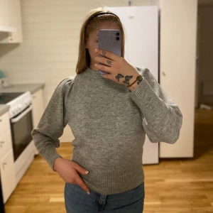 Grå stickad tröja från H&M - Säljer en superfin grå stickad tröja från H&M i storlek S. Den har långa ärmar och en mysig, ribbad design som passar perfekt för höst och vinter. Tröjan är i mycket bra skick. 
