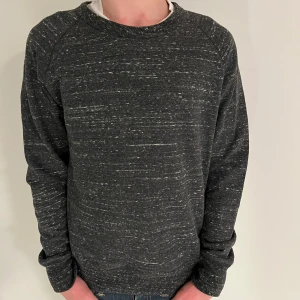 Our legacy sweatshirt - En riktigt fet Our legacy sweatshirt med ett coolt tryck, tröjan är i grymt skick och det är bara att höra av sig vid frågor!