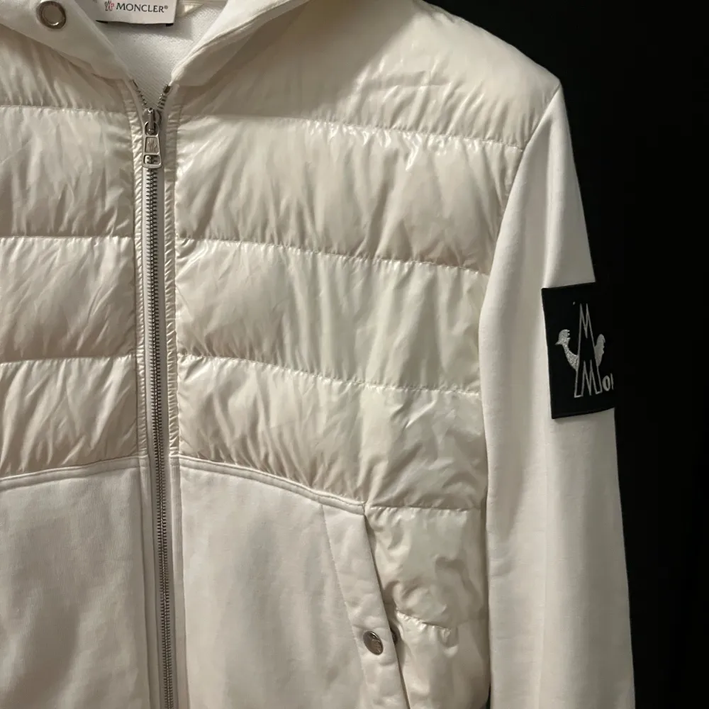 Moncler Cardigan med luva, storlek L passar mindre. Som ny i skicket. Orderbekräftelse finns kvar från köpet.. Jackor.