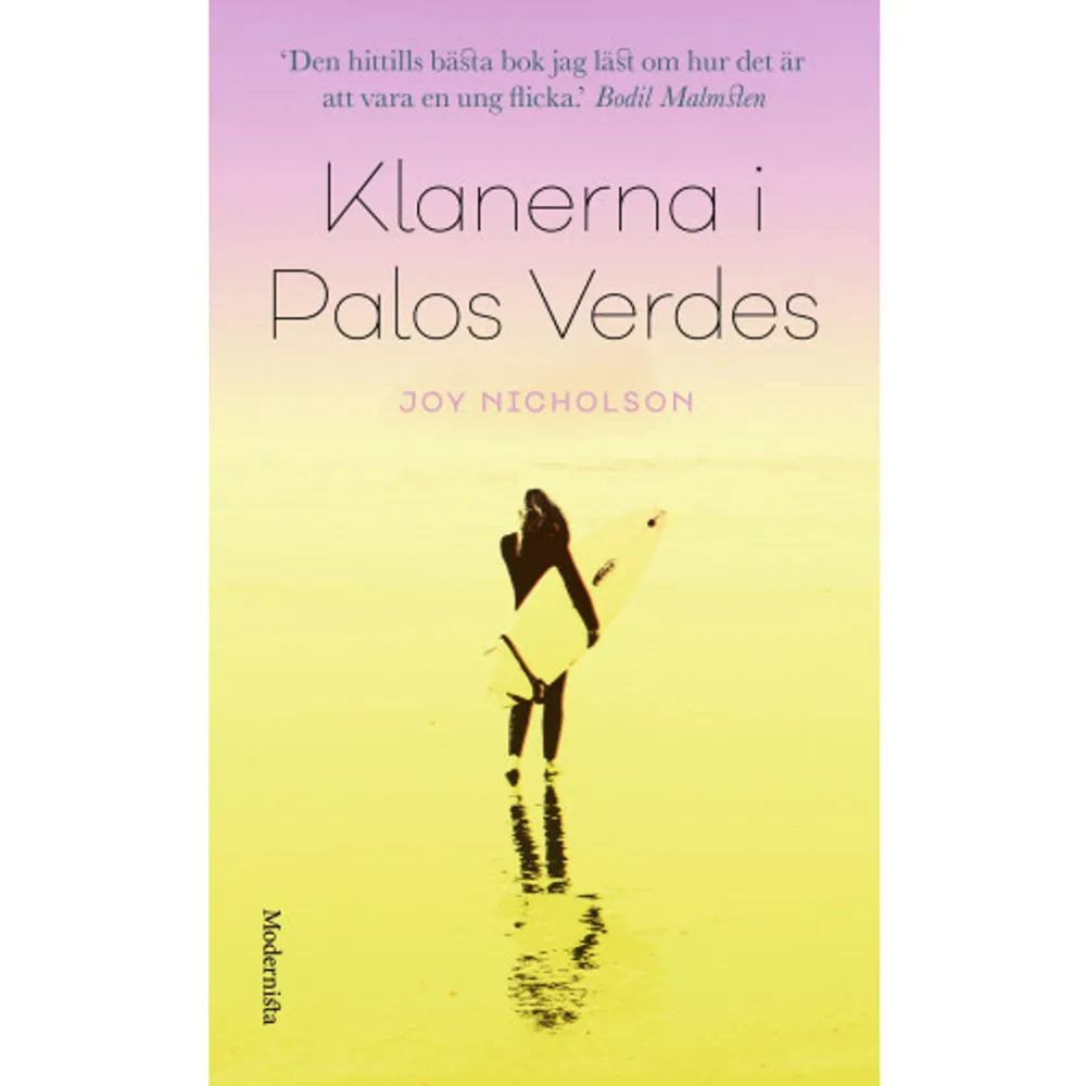 »Den hittills bästa bok jag läst om hur det är att vara en ung flicka.« | Bodil Malmsten »Klanerna i Palos Verdes går att läsa som en uppdaterad, ungdomlig romanversion av Betty Friedans Den feminina mystiken. En flickas nära-döden-upplevelser i och uppvaknande ur den amerikanska drömmen.« | Nina Lekander, ExpressenMed Klanerna i Palos Verdes har amerikanska Joy Nicholsons skrivit en uppväxthistoria av lika klassiska dimensioner som Daniel Clowes Ghost World, Jeanette Wintersons Oranges Are Not the Only Fruit och Harper Lees To Kill a Mockingbird. Här möter vi fjortonåriga surftjejen Medina Mason, nyligen inflyttad i det välbärgade, men knappast välmående, gated community-samhället Palos Verdes i Kalifornien. De välmejkade rikemansflickorna i skolan begriper sig inte alls på Medina och turas om att trakassera henne, så hon tar sin tillflykt till de enda som hon känner sig hemma med: de perfekta surfvågorna nere i Lunada Bay och pappans nye styvson Adrian. Klanerna i Palos Verdes är en magnifikt berättad, djupt vemodig historia om uppväxt och trassliga familjeförhållanden. Drabbande och absolut nödvändig läsning för alla som är eller någon gång varit unga och ensamma. Joy Nicholson föddes i Wisconsin och flyttade till Palos Verdes som femåring. Klanerna i Palos Verdes är Joy Nicholsons första bok.»En fin liten roman, främst tack vare den omsorgsfulla skildringen av Medina.« | Jenny Tundedal, Aftonbladet  »En stark skildring av en ung människas plågsamma väg mot frihet och självkänsla, och en stillsam påminnelse om att ett privilegierat liv inte är någon garanti mot lidande.« | Eva Johansson, Svenska Dagbladet    Format Pocket   Omfång 229 sidor   Språk Svenska   Förlag Modernista   Utgivningsdatum 2021-03-29   Medverkande Anna Hellsten   ISBN 9789178938377  . Böcker.