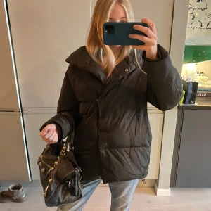 Grön vinterjacka från mango  - Sååå snygg mörkgrön vinterjacka från mango! (Färgen framkommer bäst på sista bilden) storlek xs❤️